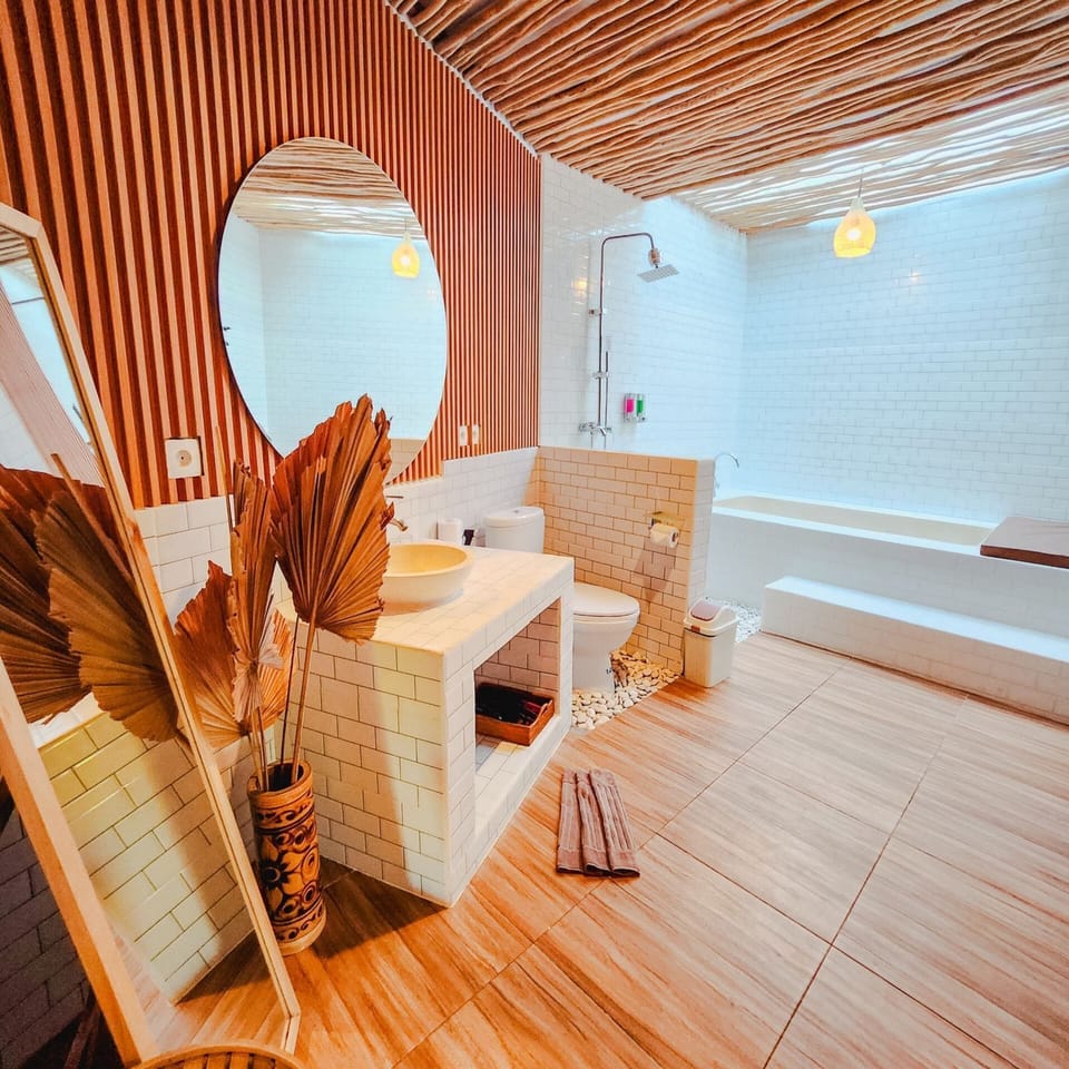 Deluxe Room | Bathroom | Shower, free toiletries, bidet, towels