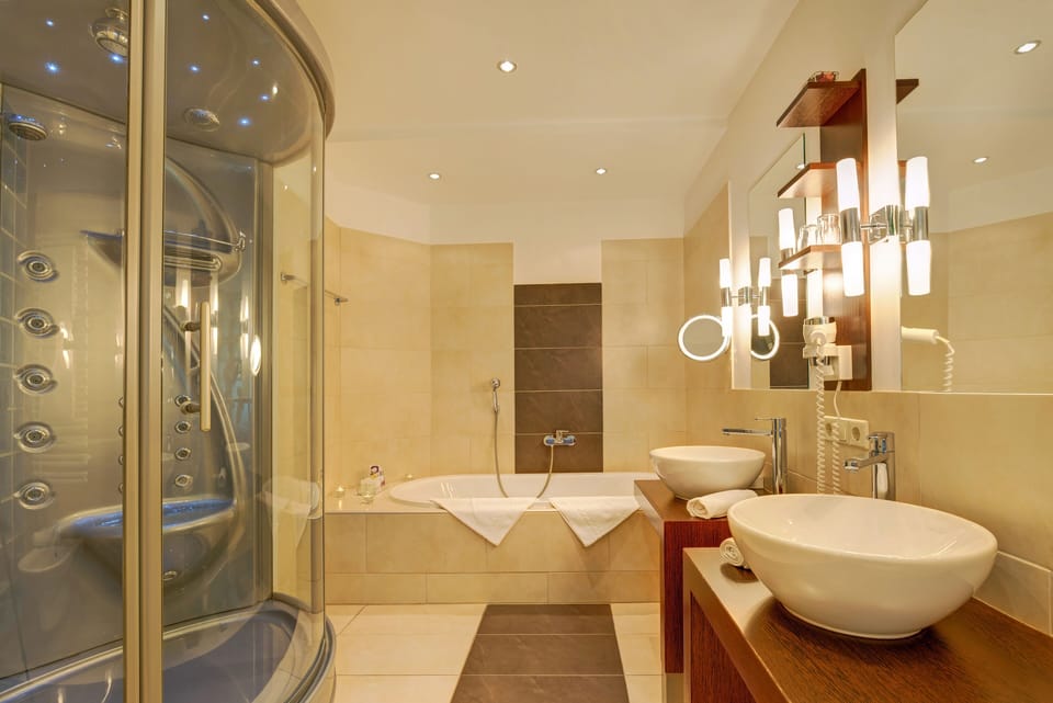 Junior Suite | Bathroom | Shower, hair dryer, bathrobes, slippers