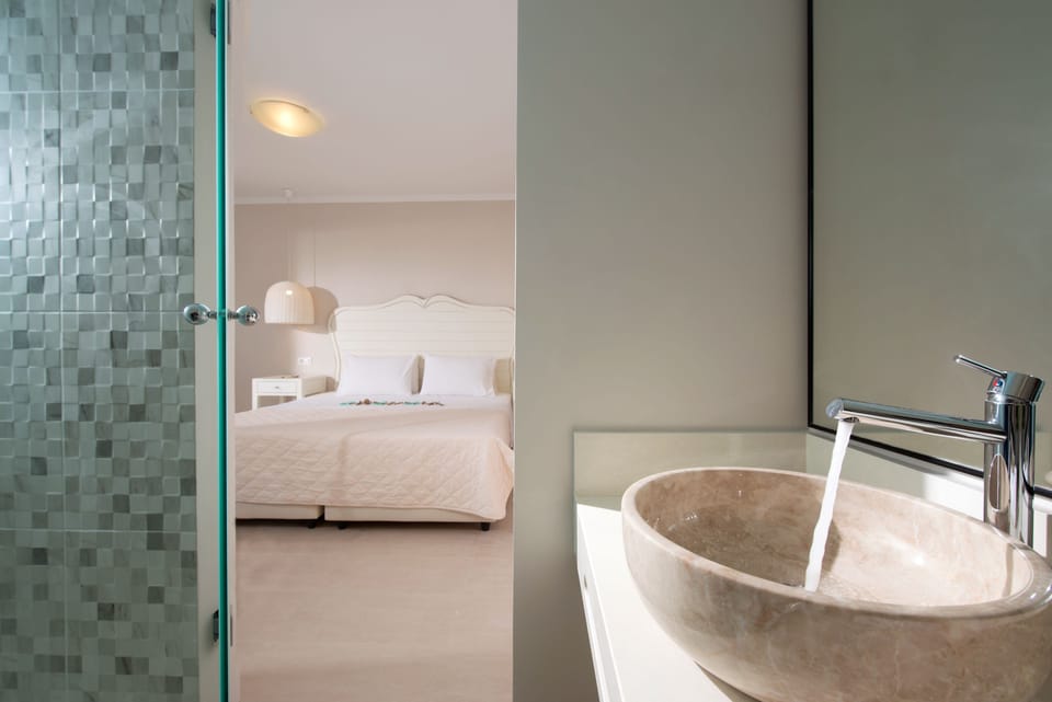 Superior Studio, Sea View (Sunset) | Bathroom | Shower, free toiletries, hair dryer, slippers