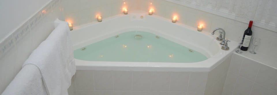 Spa Room – Queen Bed with Spa Bath | Jetted tub
