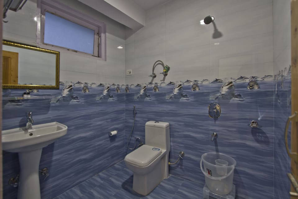 Superior Room, Hill View | Bathroom | Shower, rainfall showerhead, designer toiletries, hair dryer