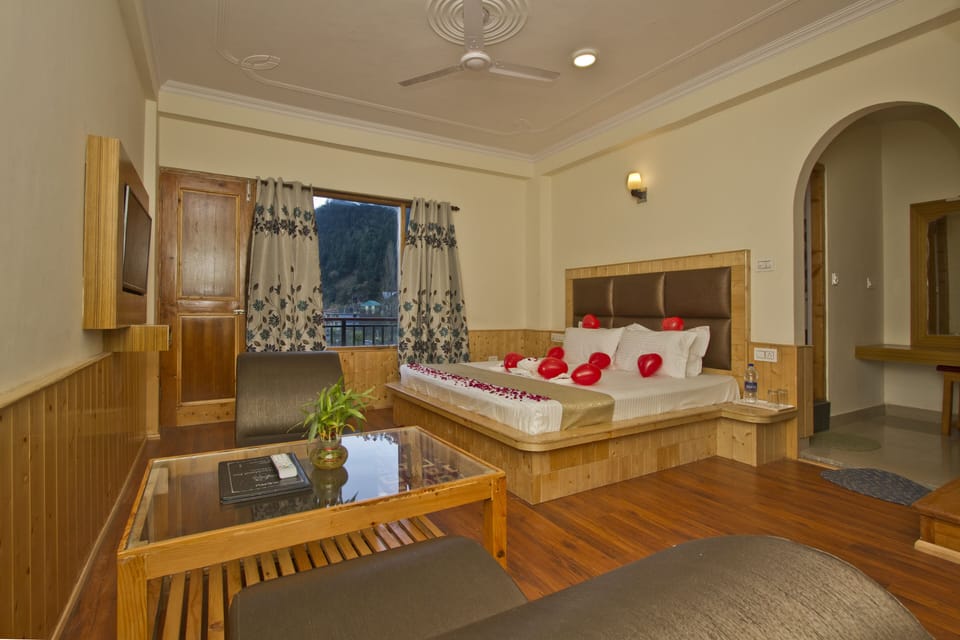 Superior Room, Hill View | In-room dining