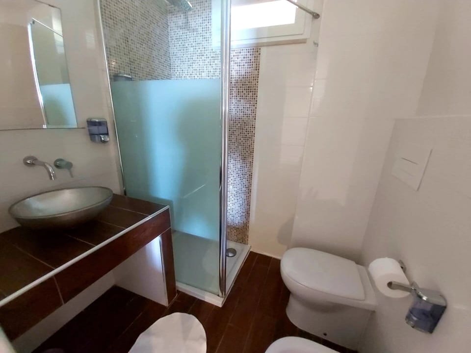 Comfort Double Room | Bathroom | Shower, rainfall showerhead, hair dryer, bathrobes