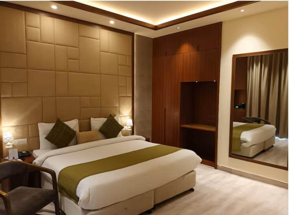 Room | 1 bedroom, minibar, in-room safe, desk