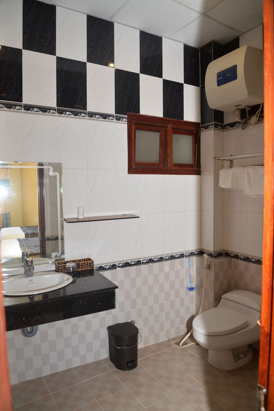 Family Room | Bathroom | Shower, free toiletries, hair dryer, slippers