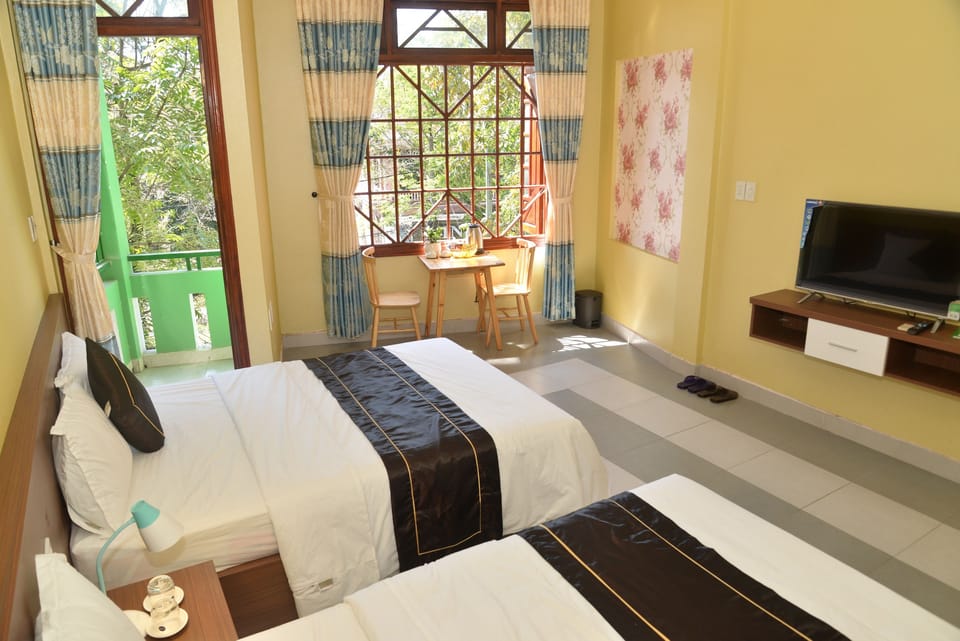 Family Room | Desk, free WiFi