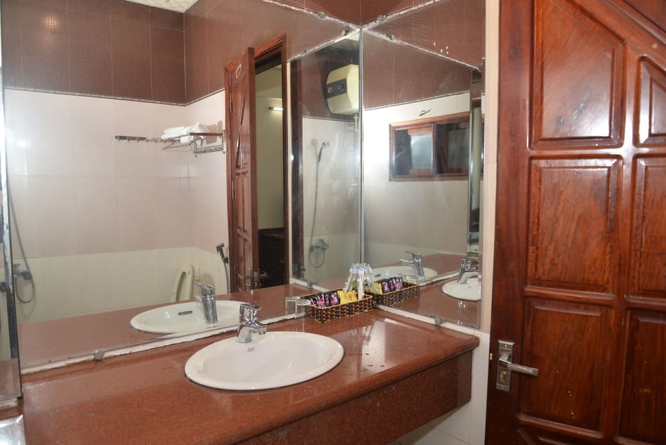 Deluxe Double Room | Bathroom sink
