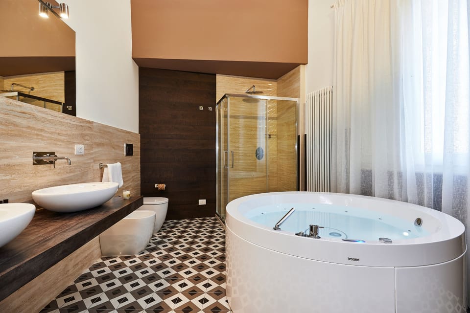 Suite, Jetted Tub | Individually furnished, desk, blackout drapes, soundproofing