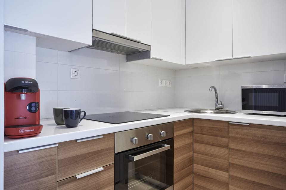 Apartment, 1 Bedroom | Private kitchen | Full-size fridge, microwave, oven, stovetop