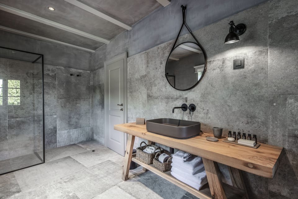 Executive Double Room, 1 King Bed | Bathroom | Shower, rainfall showerhead, designer toiletries, hair dryer