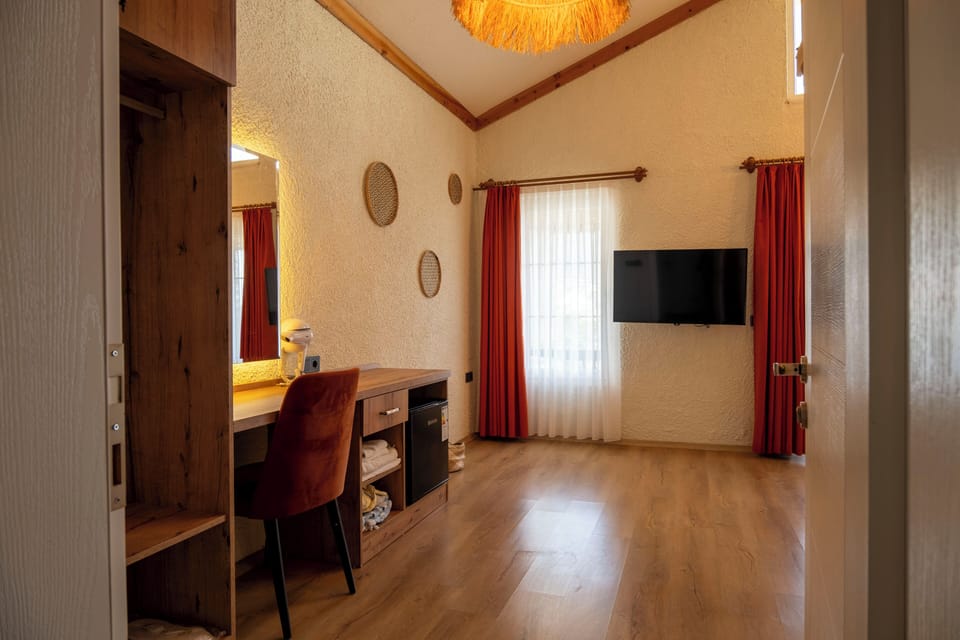 Exclusive Loft, 1 King Bed, Non Smoking, Mountain View | 1 bedroom, iron/ironing board (on request), WiFi (free), bed sheets