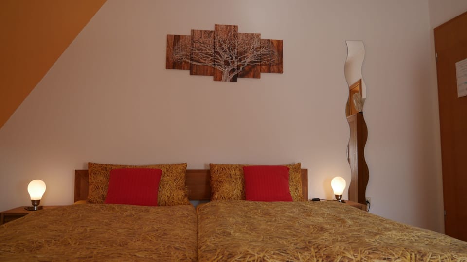 Double Room, 1 Queen Bed | Desk, free WiFi, bed sheets