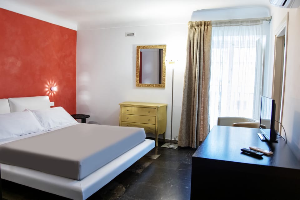 Double Room, 1 Queen Bed | Premium bedding, minibar, free WiFi, bed sheets