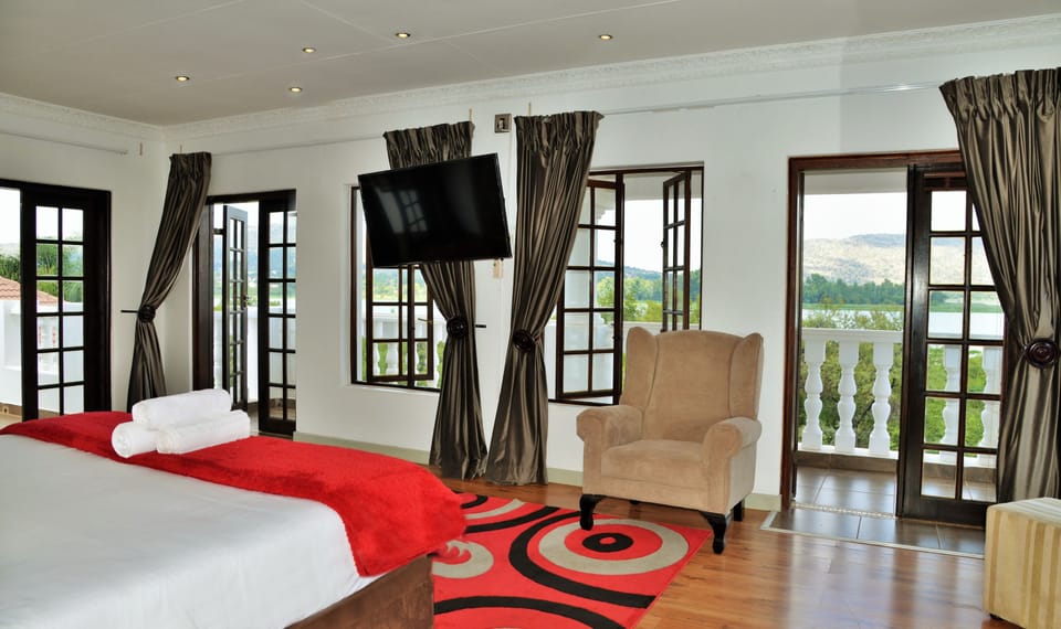 Executive Room | Premium bedding, minibar, desk, soundproofing