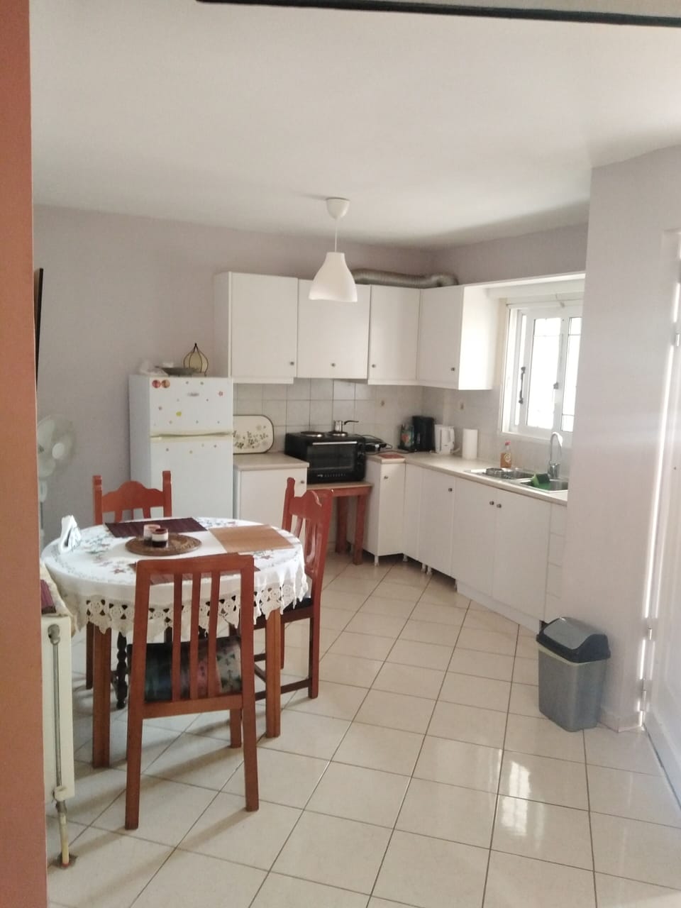 Fridge, oven, stovetop, coffee/tea maker