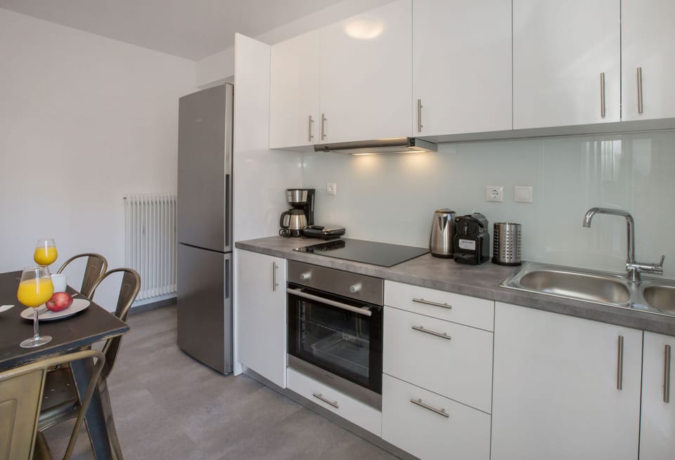Family Apartment, 3 Bedrooms, 2 Bathrooms | Private kitchen | Fridge, oven, stovetop, coffee/tea maker