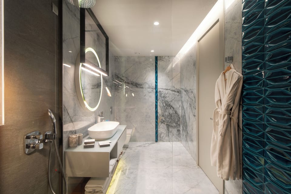 Deluxe Seaview Room with Terrace | Bathroom | Shower, rainfall showerhead, free toiletries, hair dryer