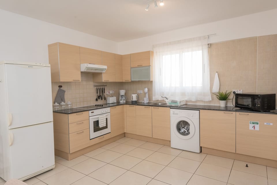Superior Apartment, 2 Bedrooms, Pool View | Private kitchen | Full-size fridge, microwave, oven, stovetop