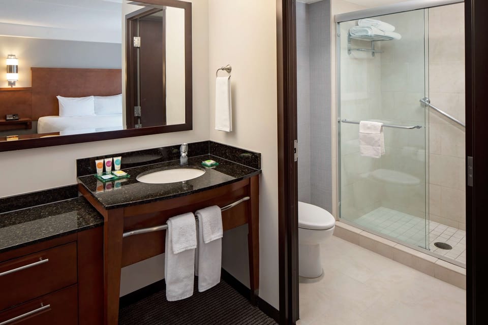 Combined shower/tub, designer toiletries, hair dryer, towels