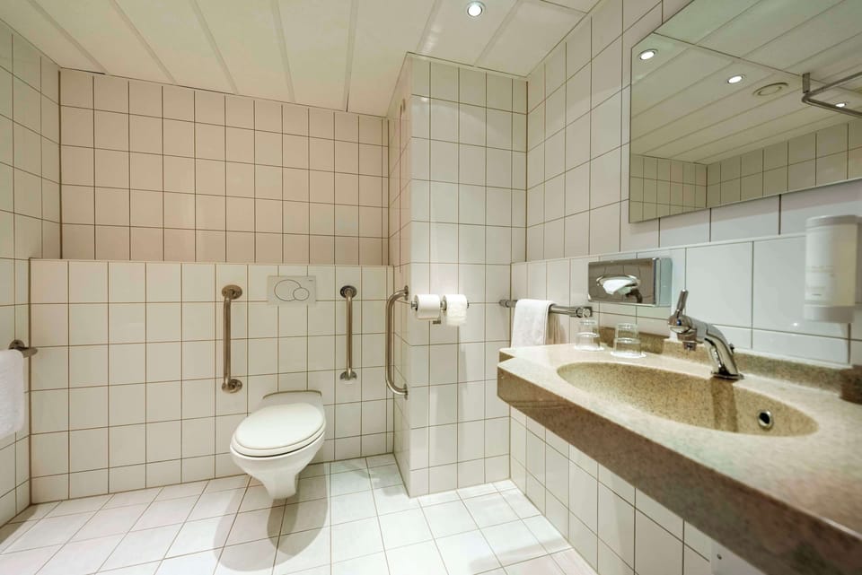 Combined shower/tub, free toiletries, hair dryer, towels
