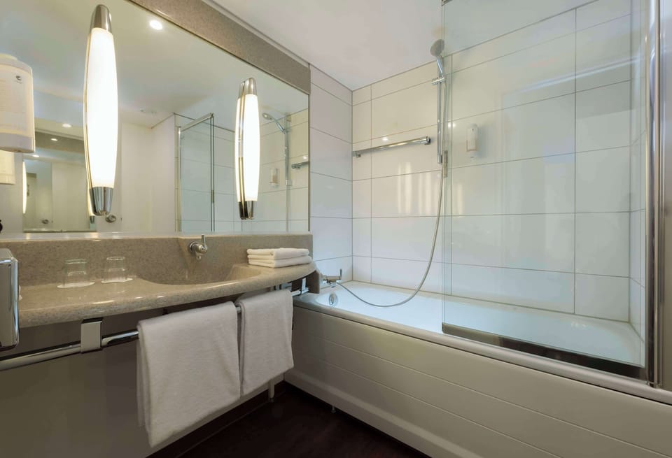 Combined shower/tub, free toiletries, hair dryer, towels