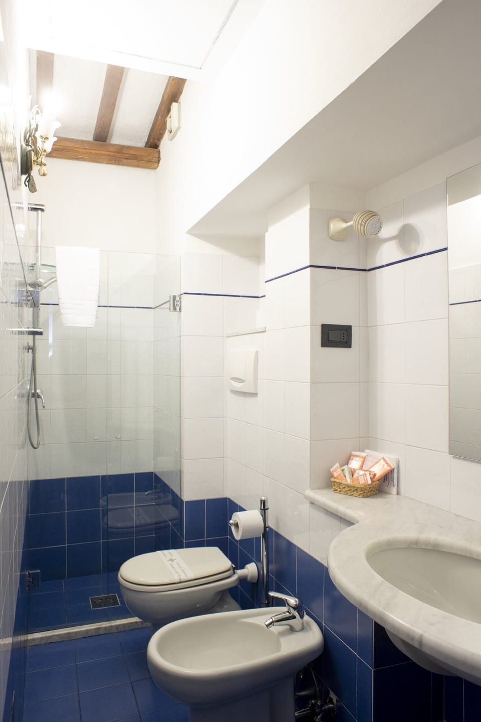 Standard Room, 1 Large Twin Bed | Bathroom | Free toiletries, hair dryer, bidet, towels