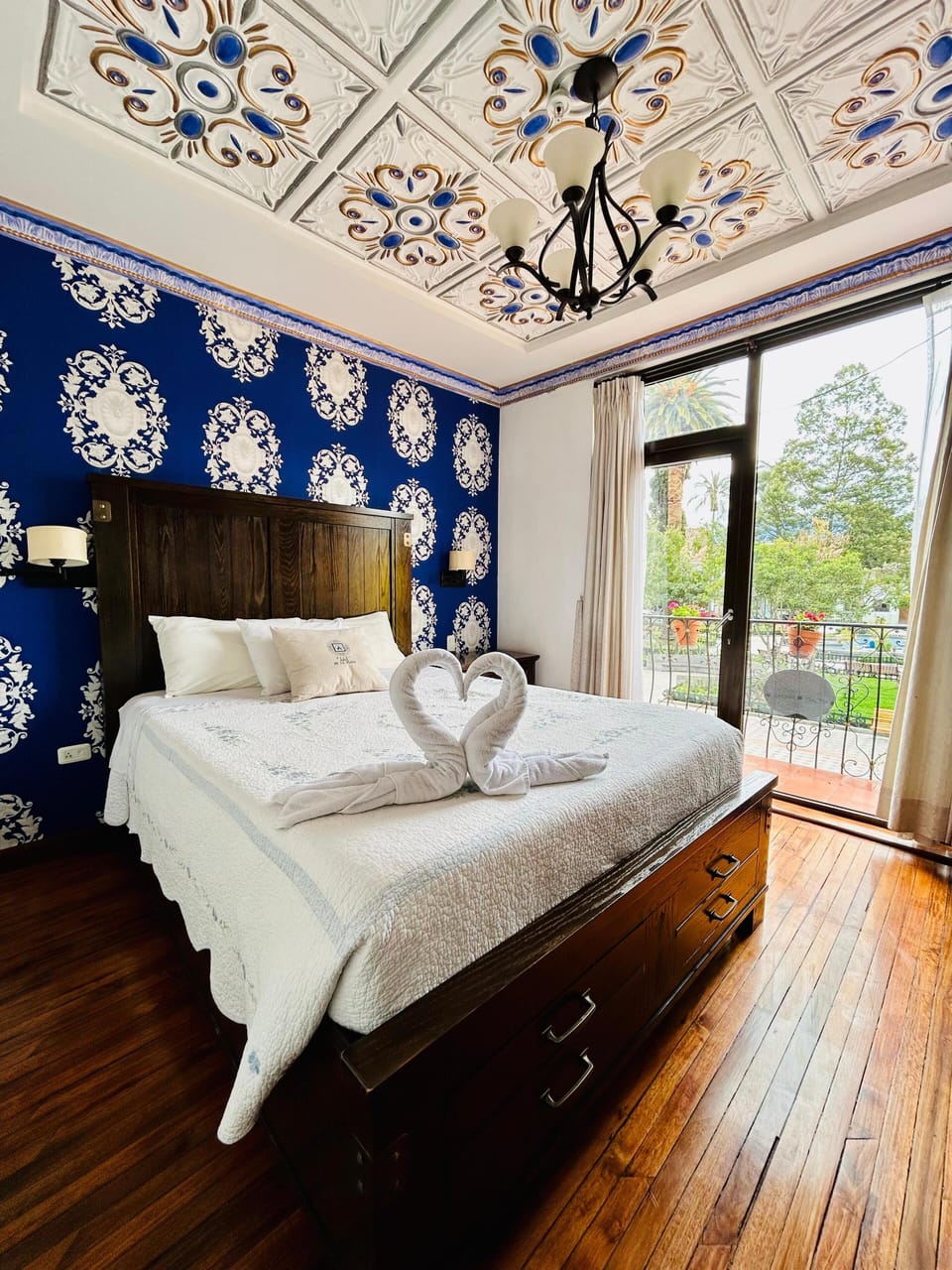 Romantic Room | Premium bedding, soundproofing, WiFi (free), bed sheets