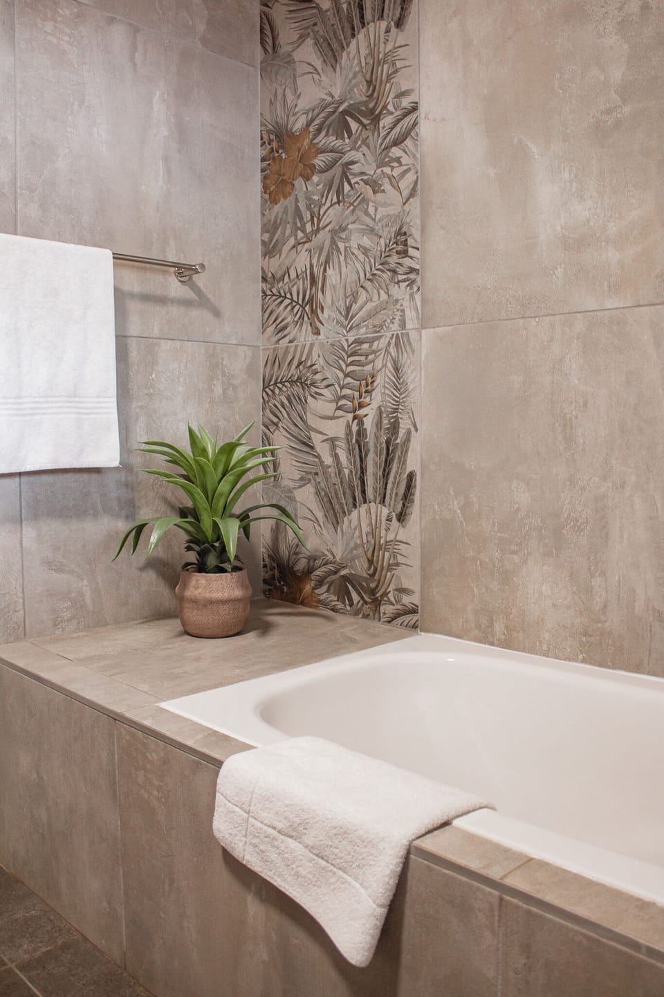 Family Room | Bathroom | Free toiletries, hair dryer, towels, soap