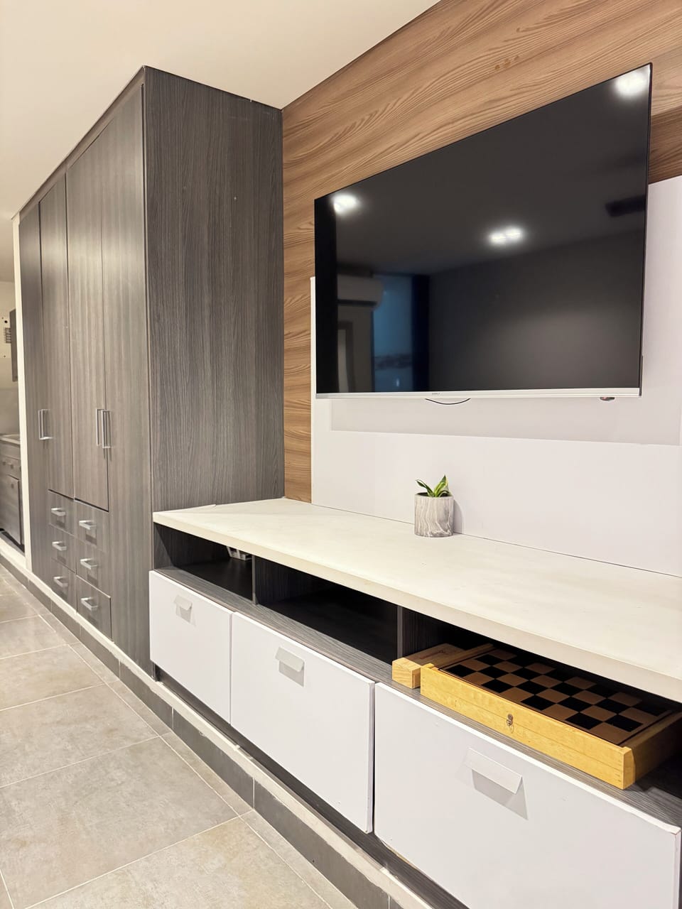 Studio Suite, Multiple Beds, Kitchenette | Television