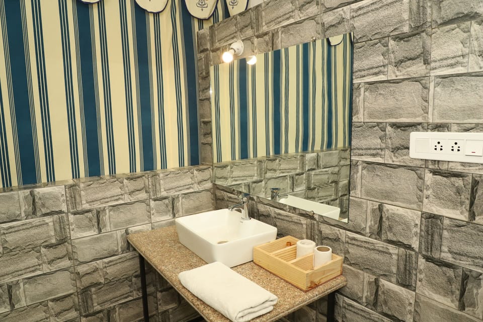 Deluxe Tent | Bathroom | Shower, towels