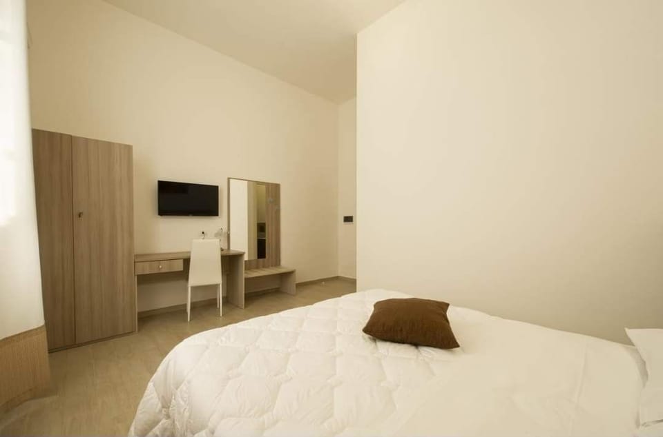 Minibar, desk, soundproofing, iron/ironing board