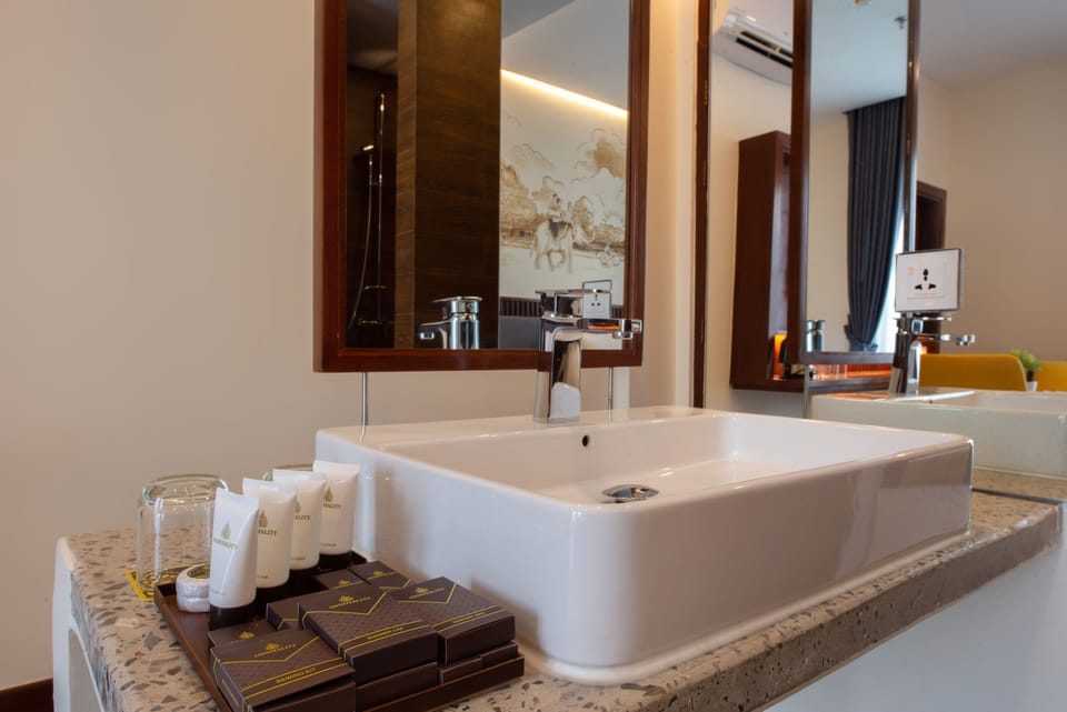 Shower, free toiletries, towels
