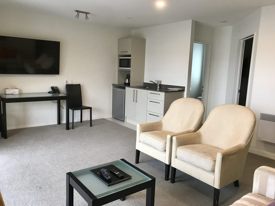 One Bedroom Apartment with Shower | In-room safe, laptop workspace, soundproofing, iron/ironing board