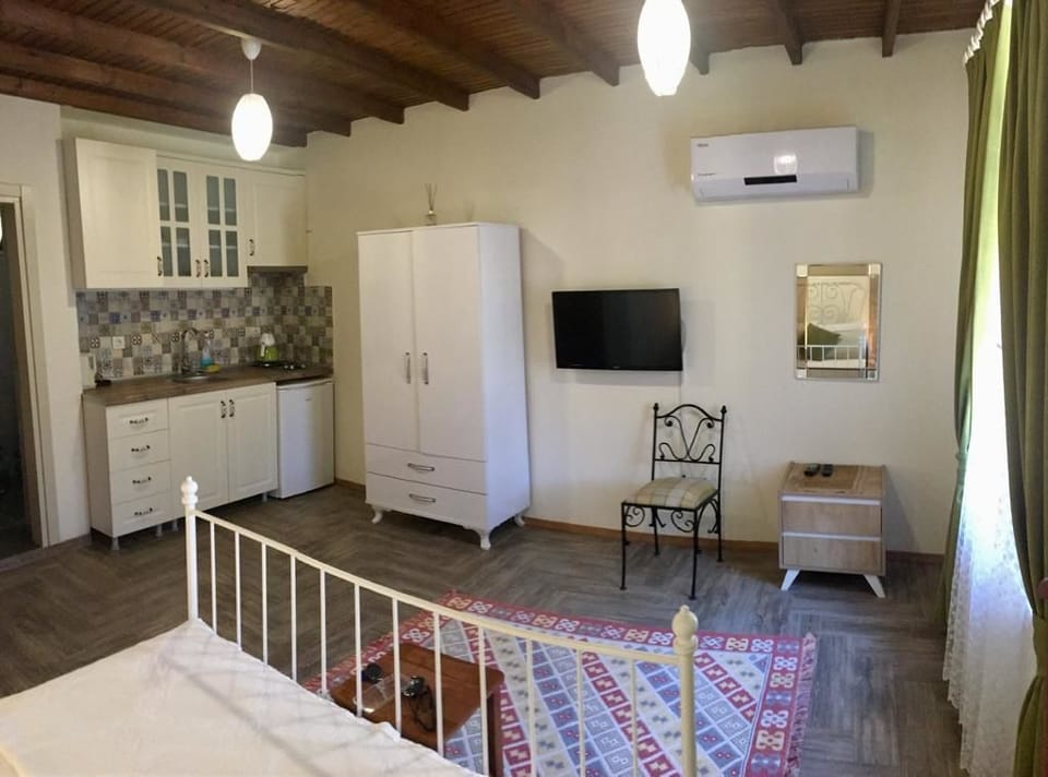 Studio, Garden View | Desk, WiFi (free), bed sheets