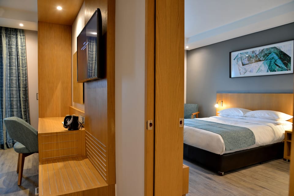 Premium bedding, in-room safe, desk, laptop workspace