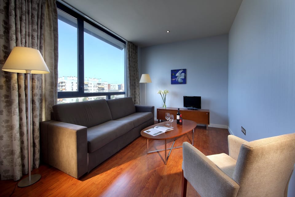 Junior Suite | Minibar, in-room safe, desk, blackout drapes