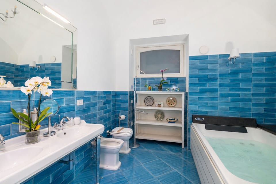 Exclusive Suite, Sea View | Bathroom | Shower, hydromassage showerhead, free toiletries, hair dryer
