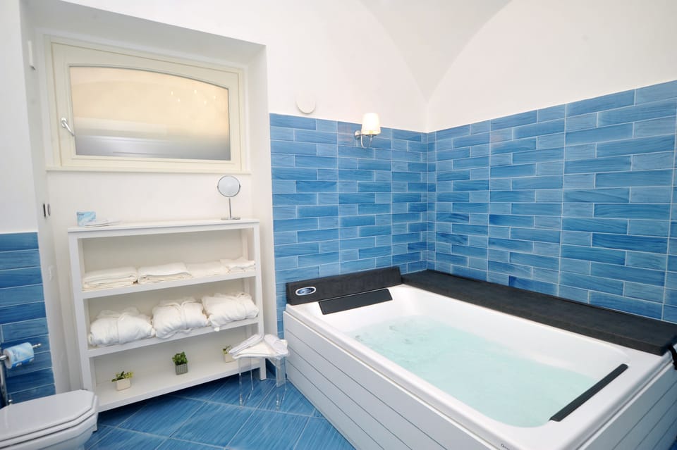 Exclusive Suite, Sea View | Bathroom | Shower, hydromassage showerhead, free toiletries, hair dryer