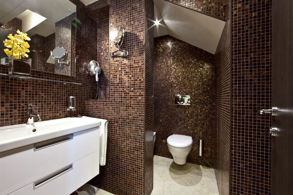 Classic Double Room | Bathroom | Shower, hair dryer, bidet, towels