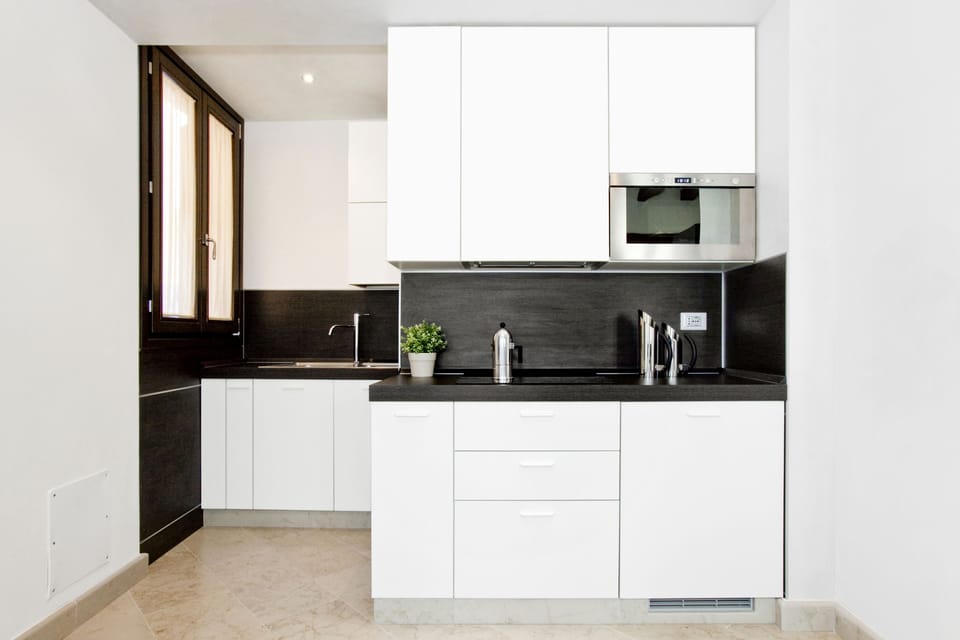 Double Room, Kitchenette | Private kitchen | Electric kettle
