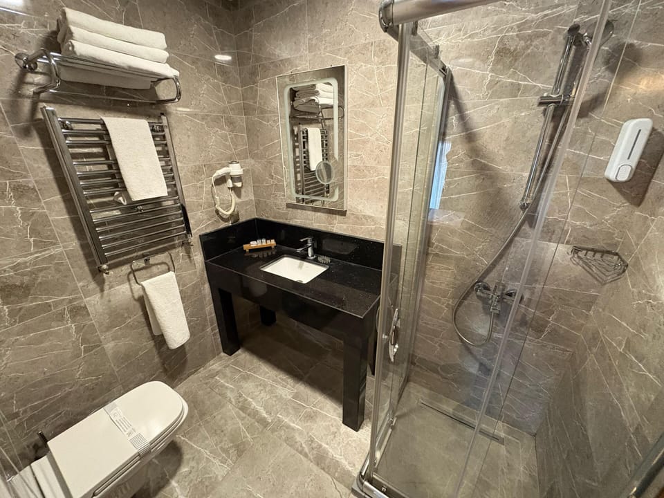 Shower, rainfall showerhead, free toiletries, hair dryer