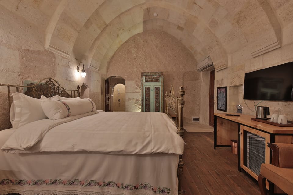 Suite, Non Smoking, Mountain View (Cave) | 1 bedroom, minibar, in-room safe, desk