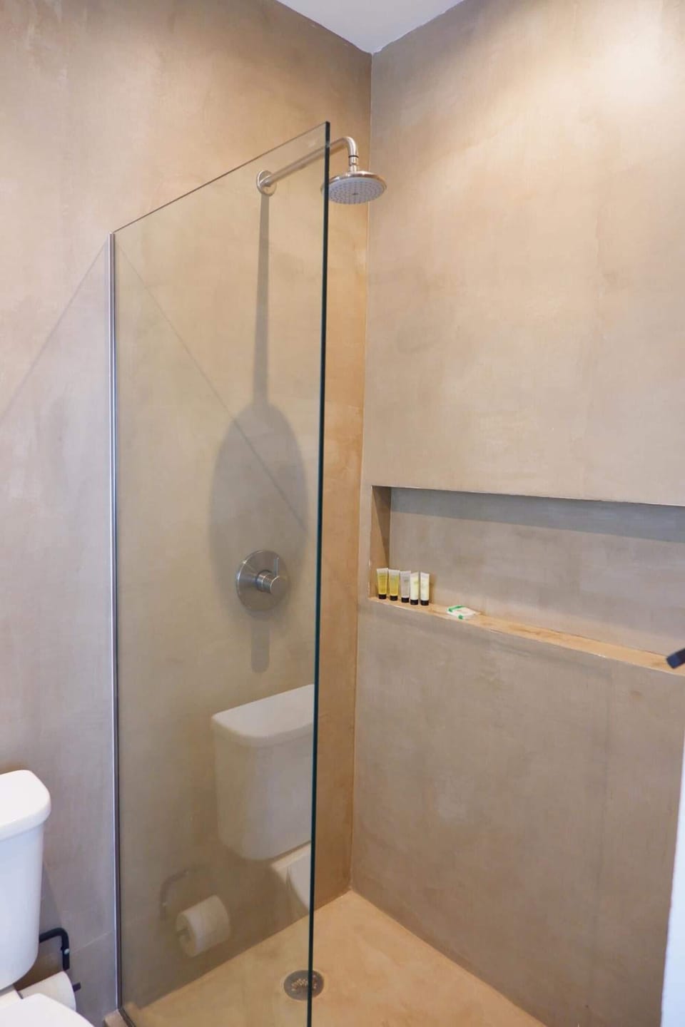 Shower, hydromassage showerhead, free toiletries, towels