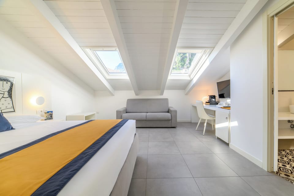 Deluxe Family Suite | Minibar, in-room safe, desk, soundproofing