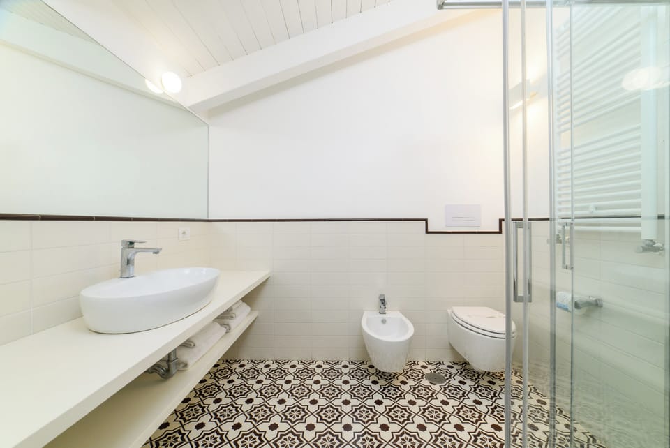 Deluxe Family Suite | Bathroom | Free toiletries, hair dryer, bidet