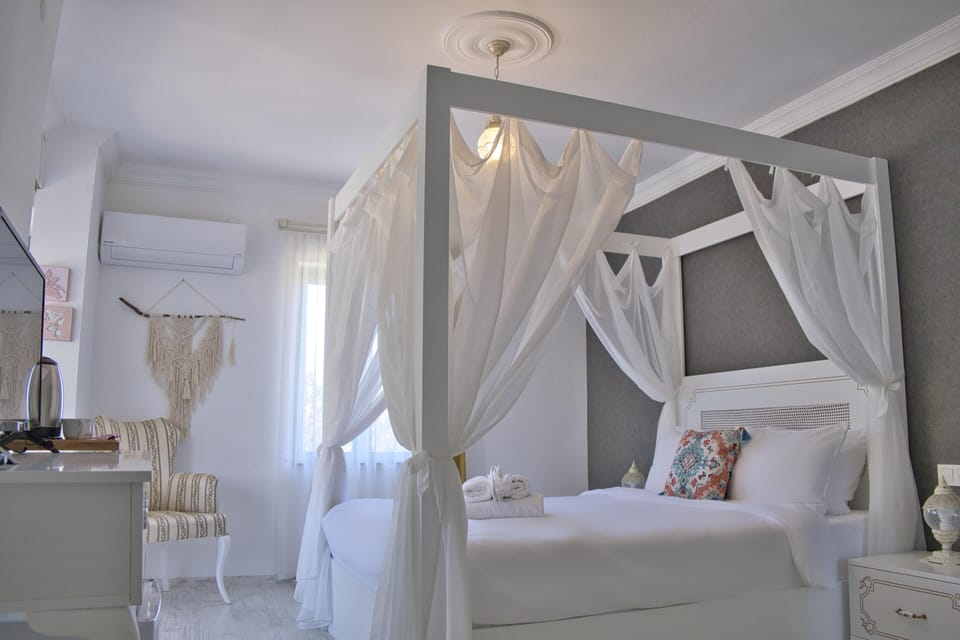 Junior Room | Egyptian cotton sheets, premium bedding, minibar, desk