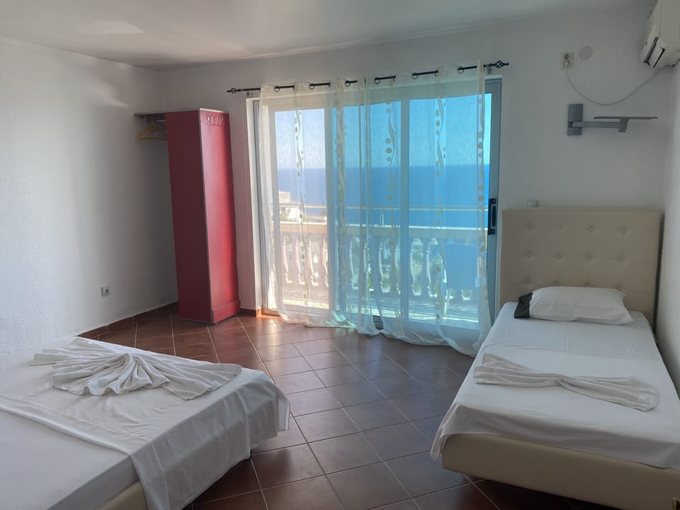 Classic Room | Desk, blackout drapes, bed sheets