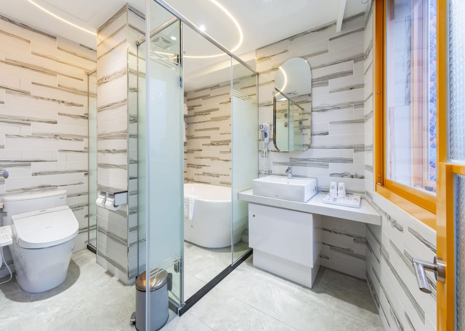Panoramic Quadruple Room | Bathroom | Shower, rainfall showerhead, free toiletries, hair dryer