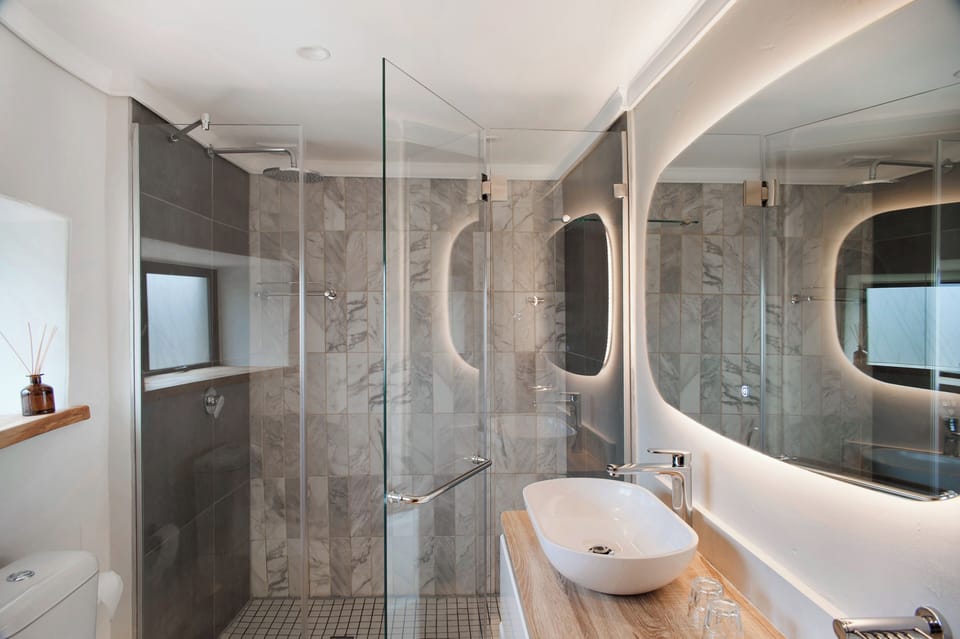 Superior Bungalow | Bathroom | Shower, free toiletries, towels
