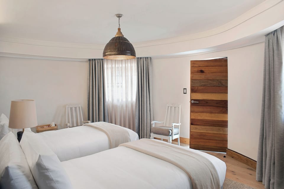 Classic Bungalow, 2 Twin Beds | Desk, free WiFi, bed sheets